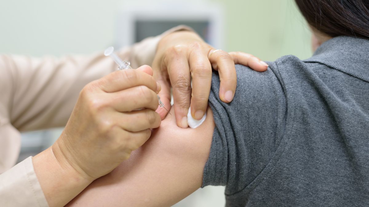 S očkováním proti covidu pravděpodobně souvisí jedno úmrtí, řekl úřad